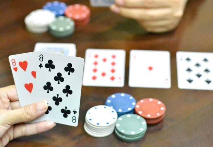 aid2608266-728px-Play-a-Set-Against-a-Flush-Draw-Step-1.jpg